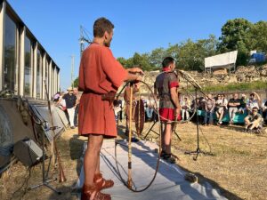 Vorführung von römischer Musik auf Nachbauten originalgetreuer Instrumente im antiken Römischen Bühnentheater in Mainz im Juni 2023. - Foto: gik