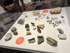 Buntes Glas und Reste von Mosaikfußböden: Das antike Mainz war eine Stadt des Luxus. - Foto: gik