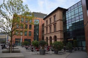 Vom alten, 1884 erbauten Bahnhof "am Neuthor" ist nur noch ein Teil der Fassade des alten Backsteingebäudes erhalten. - Foto: gik