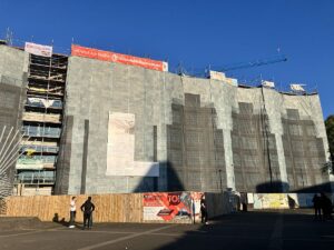 Geradezu ein Sinnbild für den Zustand der Kommunen: Das Mainzer Rathaus als Baustelle im Herbst 2025. - Foto: gik