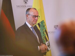 Will die Finanzbeziehungen zwischen Bund, Ländern und Kommunen neu ordnen: Bundeskanzler Friedrich Merz (CDU) bei einem Besuch in Sachsen-Anhalt. - Foto: Bundeskanzleramt