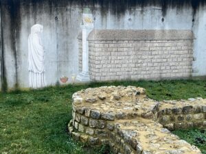 Antike Mauern samt Darstellung eines Mausoleums von der einstigen Gräberstraße in Mainz-Weisenau am Bettelpfad. - Foto: gik 