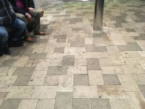 Das Pflaster in der Bahnhofstraße sorgt mit seinem hohen verschmutzungsgrad immer wieder für Unmut. - Foto: gik