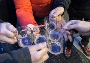 Ein Probeschluck, und dann geht's ans Schmecken, vergleichen, Diskutieren. - Foto: gik