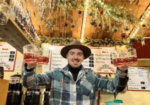 Mario Peter Wingender mit seinem Rosé-Glühwein. - Foto: gik 