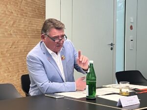 Bürgermeister Günter Beck (Grüne) vergangene Woche bei seiner Bilanz-Pressekonferenz im Mainzer Stadthaus. - Foto: gik 