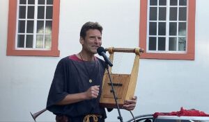 Der Musikarchäologe Hagen Pätzold mit dem Nachbau einer Kithara, in Rom auch Lyra genannt. - Foto: gik