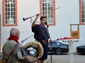 Hagen Pätzold präsentiert einen Nachbau einer antiken Tuba, rechts eine Kithara. - Foto: gik