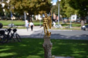 Ein goldener Jupiter thronte auf der Spitze der 9,10 Meter hohen Großen Mainzer Jupitersäule. - Foto: gik