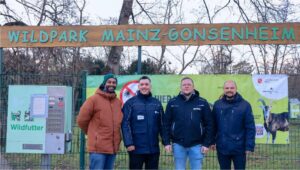 Engagierten mit einer Privatinitiative Sicherheitspersonal für Wildpark und Tierheim: Josef Aron (Grüne, ganz links), Ortsvorsteher von Mainz-Gonsenheim, und Christian Kanka (SPD, ganz rechts), Ortsvorsteher von Mainz-Mombach. - Foto: Aron/Kanka