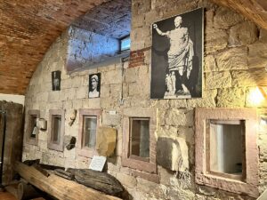 Ausstellung mit Römerfunden im Museum Castellum in der Reduit in Mainz-Kastel, im Vordergrund ein Original-Eichenpfahl der 1. Römerbrücke, gefunden 12947/48 bei Ausschachtungsarbeiten der Uferböschung. - Foto: gik