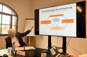 Der wirtschaftspolitische Sprecher der FWG, Johannes Kaluza, erläutert das Firmengeflecht zur Vermarktung des Mainzer Zollhafens. - Foto: gik