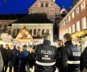 Die Polizei zeigte Präsenz auf dem Mainzer Weihnachtsmarkt. - Foto: gik