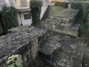 Die gewaltigen Fundamente der spätantiken Stadtmauer auf dem Kästrich in Mainz. - Foto: gik