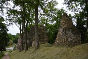Die Römersteine, Reste der antiken Steinpfeiler, links unten ist Zahlbach, dahinter der Hang zum Kästrich. - Foto: gik