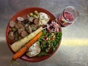 Bratwurst nach Römerart beim Weingut Historic. - Foto: Blödel