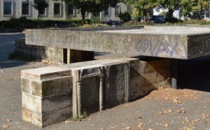 Römische Portale oder Grabsteine vorne unten am Jubiläumsbrunnen. - Foto: gik