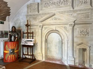 Darstellung des römischen Ehrenbogens im Museum Castellum in der Reduit. - Foto: gik