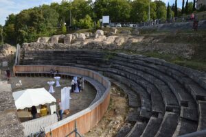Die Reste des antiken Bühnentheaters in Mainz im Jahr 2018, damals noch mit hölzernen Sitzreihen. - Foto: gik