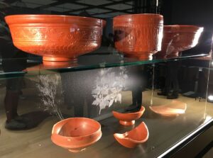 Ein römisches Essgeschirr aus rotem Ton, gefunden im Mainzer Zollhafen_: Alltagsgegenstände in Massen in den Archiven. - Foto: gik