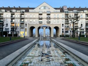 Das Hauptgebäude der 1985 erbauten Wohnanlage auf dem Mainzer Kästrich mit Blick Richtung Rhein. - Foto: gik