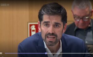 Bildungsminister Sven Teuber (SPD) im November 2025 im Bildungsausschuss des Mainzer Landtags. - Bericht: SWR, Screenshot: gik