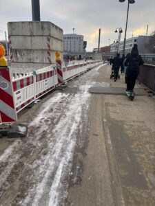 Der Fuß- und Radweg auf der Alicenbrücke fünf Tage nach dem Wintereinbruch. - Foto: Valentin
