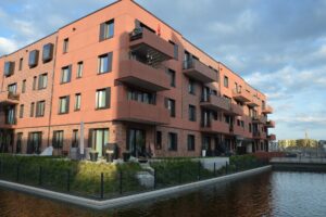 Der Mainzer Zollhafen mit neuen Grachtenhäusern: Waren die tätigen Firmen mehrheitlich privatwirtschaftlich oder kommunal gelenkt? - Foto: gik 