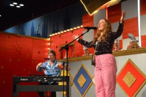 Feiner Einstand auf der närrischen Rostra: Louisa Häring und Damian Bach als "Günter & Gisela". - Foto: gik