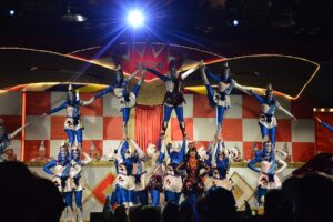 Phantastische Pyramiden und Akrobatikeinlagen gab's von den beiden Tanzgruppen, hier die "Magic Elements". - Foto: gik 