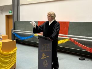 Furiose Polit-Analyse samt Enkel-Rap: Rüdiger Schlesinger als "Advokat des Volkes". - Foto: gik 