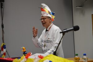 Stand in der Bütt, reimte - und brach eine Lanze für einen Neubau der Mainzer Unimedizin: Vorstandschef Ralf Kiesslich. - Foto: gik 