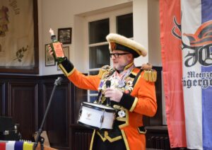 Verlieh den "Arschkriecher-Friedenspreis" an US-Präsident Donald Trump: Bernd Frank, einziges Mitglied der "Meenzer Jägergarde". - Foto: gik