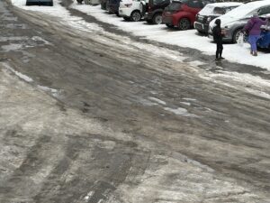 Der Parkplatz vor dem Kindergarten in Mainz-Zahlbach am Dienstagmittag, die Strecke ist gleichzeitig eine wichtige Fahrradtangente und ein Fußweg zum Supermarkt. - Foto: gik