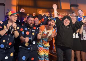Riesenjubel bei Wirtin Helga (ganz rechts) und Sänger Marvin "Hollebutz" (2. von rechts) samt Begleitchor über Platz 1 beim SSc Song Contest 2026. - Foto: gik