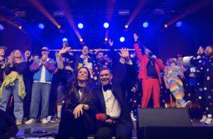 Grandiose Stimmung, Rekorde bei Teilnehmern und Zuschauern: Finale beim SSC Song Contest am Samstagabend im KUZ mit glücklichem Moderatorenduo Teresa Betz und Thomas Becker (vorne). - Foto: gik