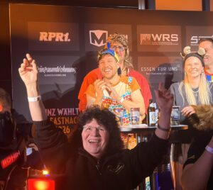 Hatte sichtlich Spaß am Samstagabend beim SSC Song Contest des GCV: Wirtin Helga Naß (vorne), hinter ihr Marvin "Hollebutz" un die Jury. - Foto: gik