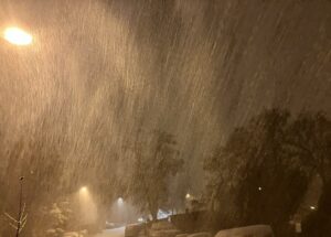 Die Wetterdienste warnen: Sturmtief "Elli" bringt ab heute Abend Schnee, Sturm und Glatteis. - Foto: gik