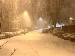 Dicke Schneedecke am Freitagfrüh in Mainz, Straßen weiter glatt. - Foto: gik 