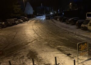 Spiegelglattes Eis gibt's derzeit nicht nur auf Teichen und Seen, sondern auch auf vielen Straßen wie hier im Stadtgebiet Mainz. - Foto: gik