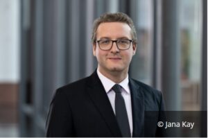 Musste einräumen, dass Hunderte Asylbewerber unbekannt verschwanden: Der für Migration im Ministerium zuständige Staatssekretär Janosch Littig (Grüne). – Foto: MFFKI, Jana Kay