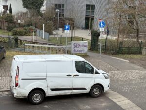 Ein weißer Transporter vor einer Kita in Mainz: Warnungen vor Gefahren seien Fakenews, sagt die Polizei Mainz - dieser hier war ein harmloser Lieferdienst. - Foto: gik