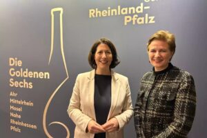 Werben gemeinsam auf der Grünen Woche für rheinland-pfälzische Weine: Weinbauministerin Daniela Schmitt (FDP) und DWI-Geschäftsführerin Melanie Broyé-Engelkes. - Foto: DWI