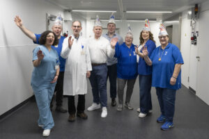 Blutspende-Abordnung des Mainzer narren Clubs am Donnerstag mit dem Team der Transfusionszentrale der Mainzer Unimedizin. - Foto: Peter Pulkowski  