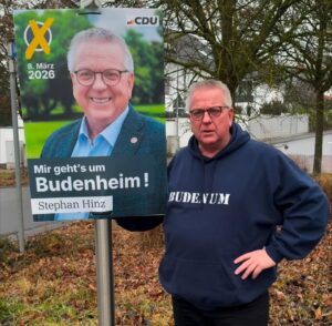 Der Bürgermeister-Kandidat der CDU Budenheim, Stephan Hinz, mit einem Wahlplakat - genau diese wurden in großem Stil geklaut. - Foto: CDU Budenheim
