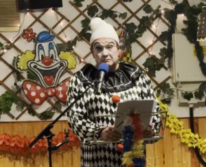 Laudator Dirk Loomans war als Pierrot gekommen, als Bruder des Hofsänger-Bajazz. - Foto: gik