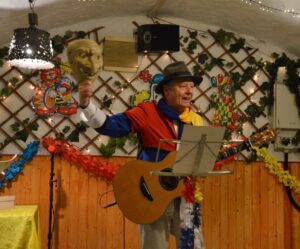 Christian Vahl mit antiker Clownsmaske im Augustinerkeller bei der Verleihung des "Dummen August". - Foto: gik