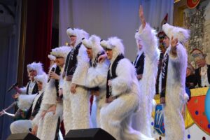 Fetzige Musik, tolle Stimmen: Die Eisbären sind die Hausband der "Eiskalten Brüder" und rocken entsprechend den Saal. - Foto: gik 