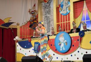 Marvin Holleder rockt mit seinem Überraschungshit "bei die Helga" in diesem Jahr die Säle, und setzt der Mainzer Kult-Wirtin ein musikalisches Denkmal. - Foto: gik