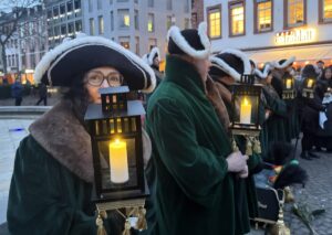 Letztes Geleit für den "verstorbenen" Hannebambel" durch Sargträger und Trauergemeinde bei der Fastnachtsbeerdigung in Mainz. - Foto: gik 